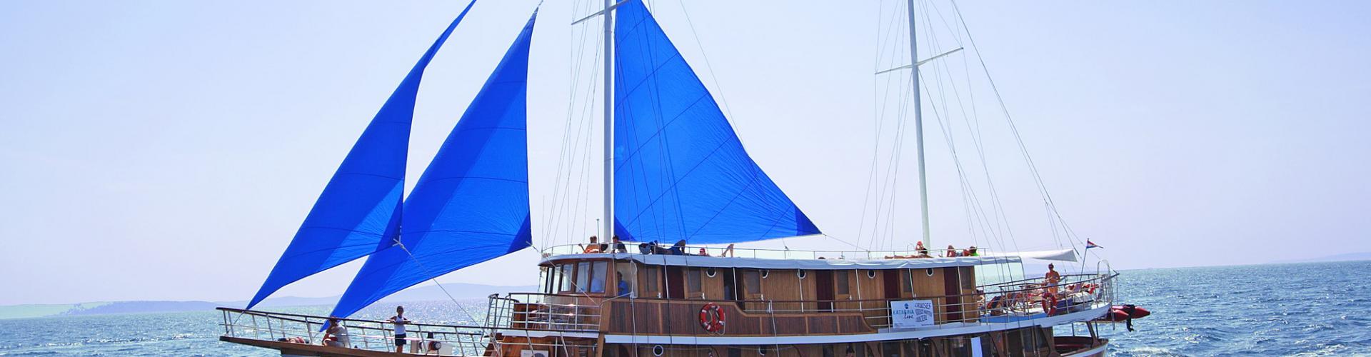 Tradicionalni brod za krstarenje Labrador- drveni motorni jedrenjak