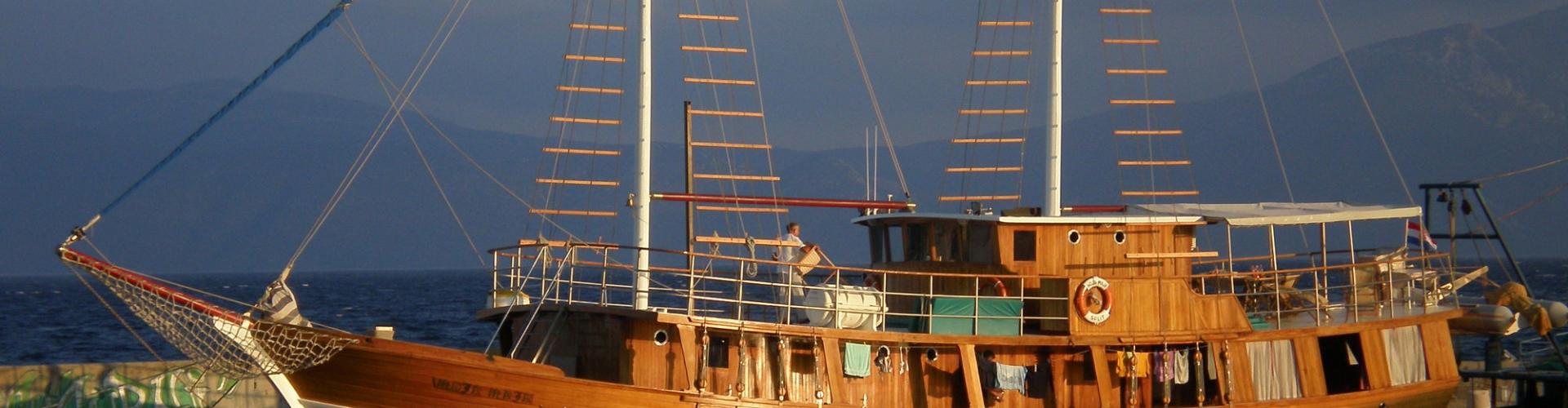 Tradicionalni brod za krstarenje Moja Maja- drveni motorni jedrenjak