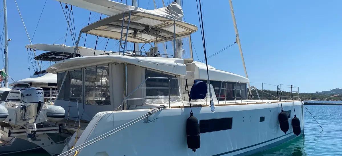 Lagoon 52