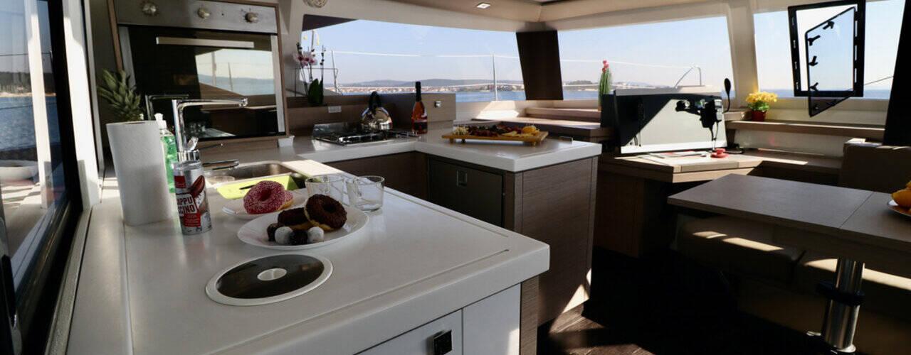 2021. Fountaine Pajot Astréa 42