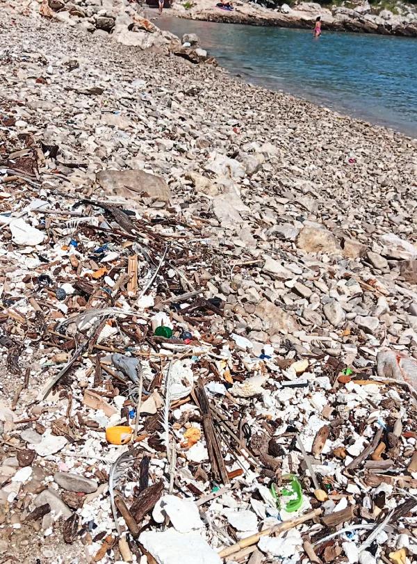 Plastični otpad na plaži