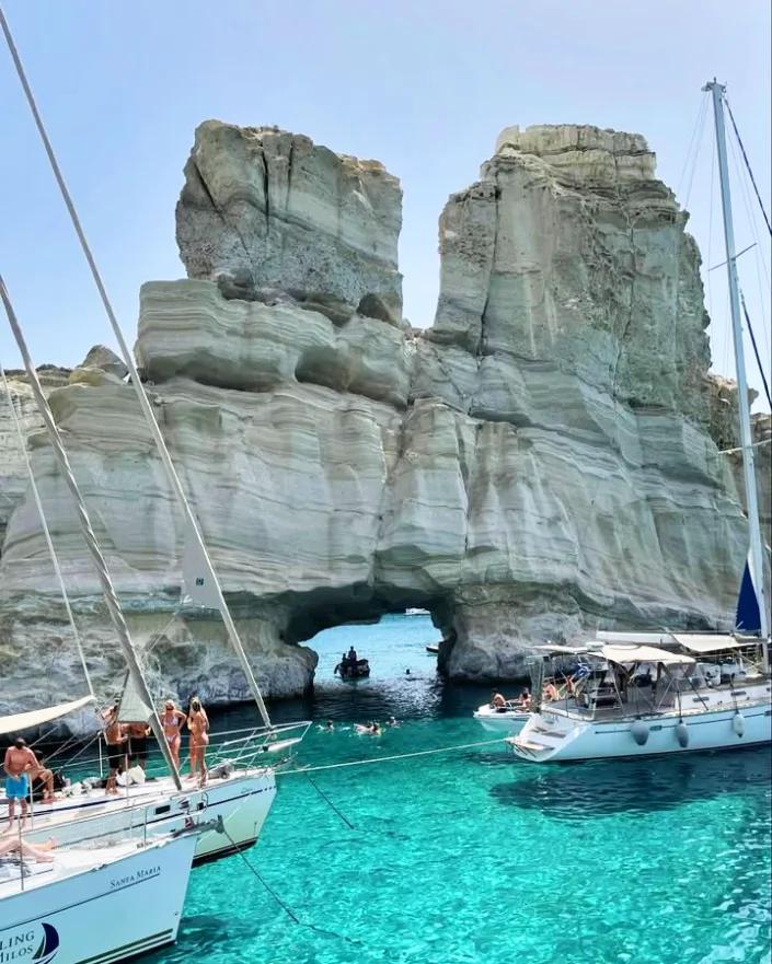 Unajmljene jedrilice u Kleftiku, Milos